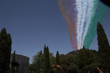 Üç renkli oklar, İtalyan cumhuriyetinin 2 Haziran 'daki askeri geçit töreninin sembolü.