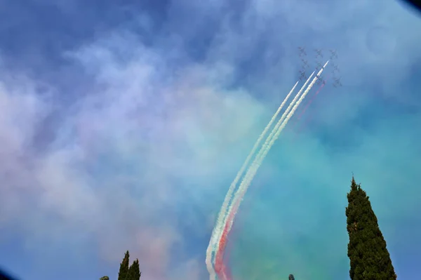 イタリア共和国の6月2日の軍事パレードの象徴である三色の矢印 — ストック写真