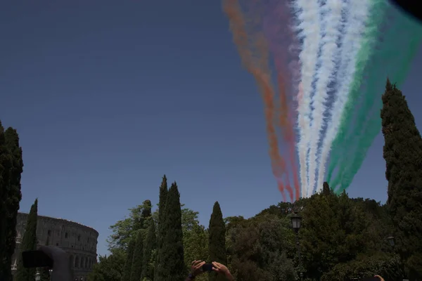 イタリア共和国の6月2日の軍事パレードの象徴である三色の矢印 — ストック写真