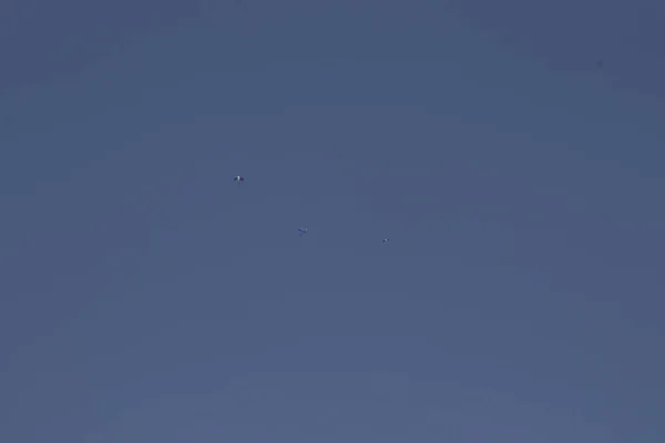 Ein Militärischer Fallschirmjäger Der Aus Einem Hubschrauber Gestartet Wird Entrollt — Stockfoto