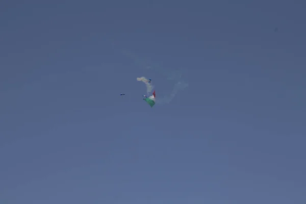ヘリコプターから発射された軍事偵察機は イタリア共和国の日にイタリアの国旗を展開する — ストック写真