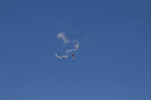 Ein Militärischer Fallschirmjäger Der Aus Einem Hubschrauber Gestartet Wird Entrollt — Stockfoto