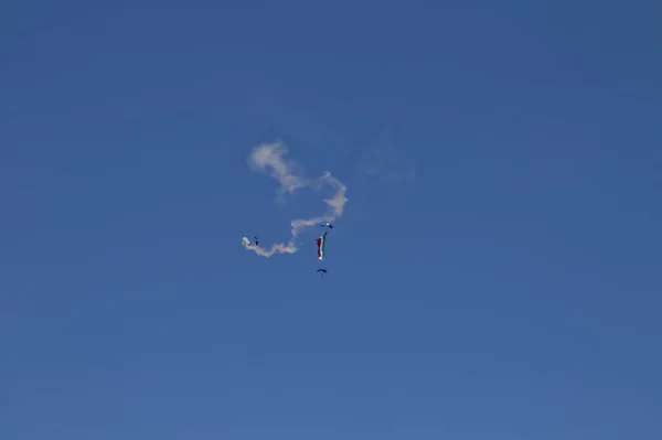 Paracaidista Militar Lanzado Desde Helicóptero Desenrolla Bandera Italiana Día República —  Fotos de Stock