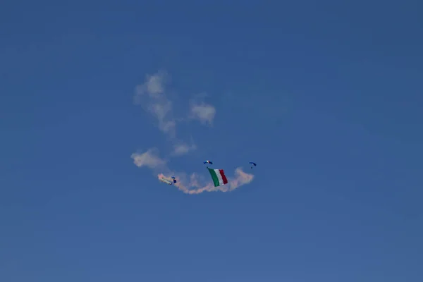 Parachutiste Militaire Lancé Partir Hélicoptère Déploie Drapeau Italien Dans Jour — Photo