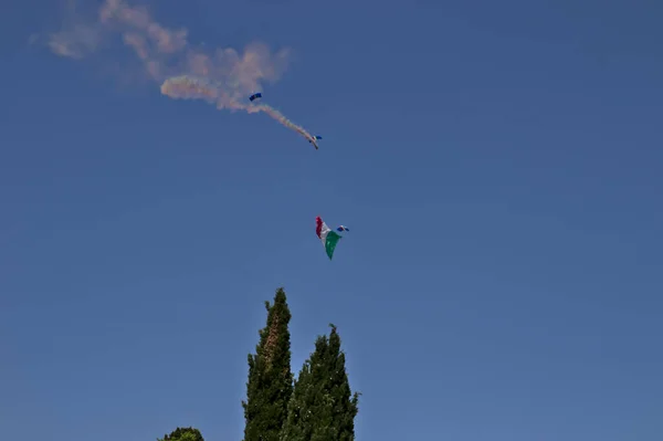 Paracaidista Militar Lanzado Desde Helicóptero Desenrolla Bandera Italiana Día República —  Fotos de Stock