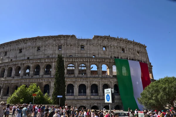Italská Vojenská Přehlídka Června Hasiči Koloseu Rozvinuli Velkou Italskou Vlajku — Stock fotografie
