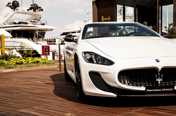 Maserati GranCabrio слева — стоковое фото