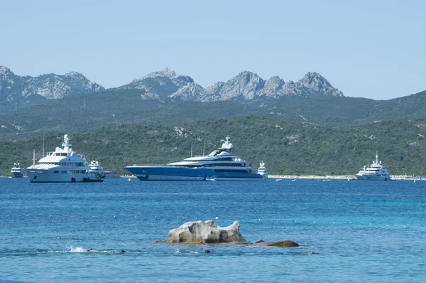 Sardinië lundscape luxejacht in capriccioli baai — Stockfoto
