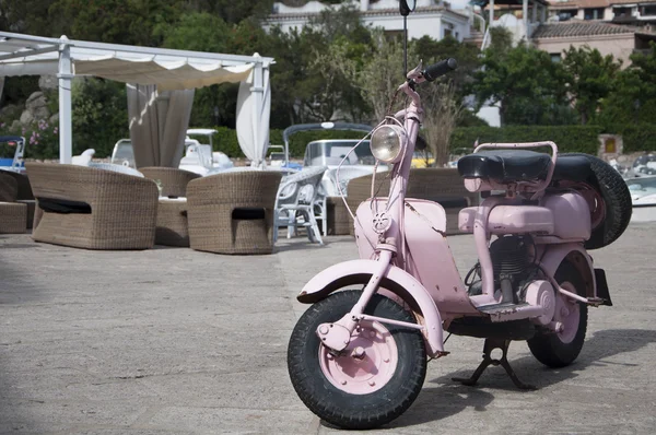 Oud roze lambretta — Stockfoto