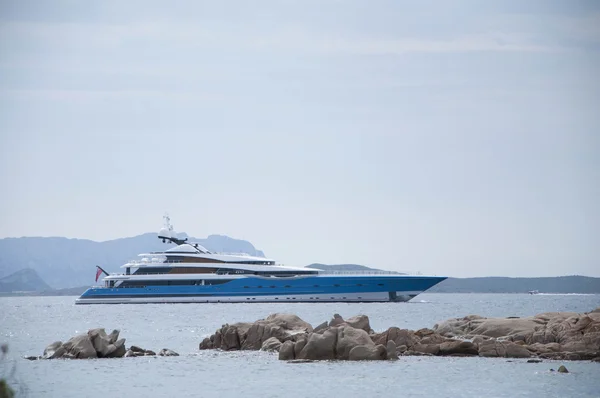 Яхта класса люкс в Сардинии — стоковое фото
