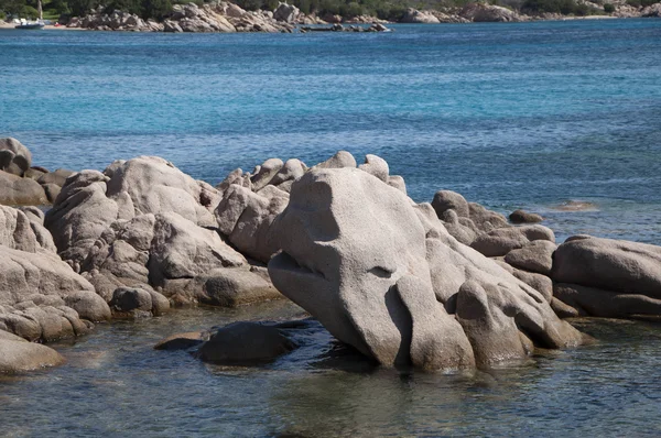 Sardinië capriccioli baai rots met vormen van walvis — Stockfoto