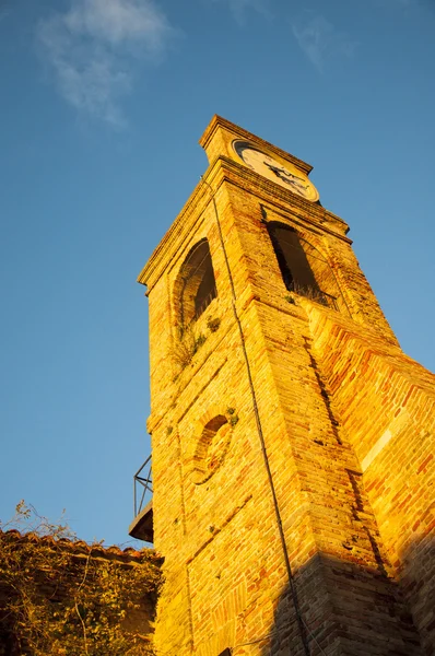 Miasta Fiorenzuola dzwonowa wieża z zegarem — Zdjęcie stockowe