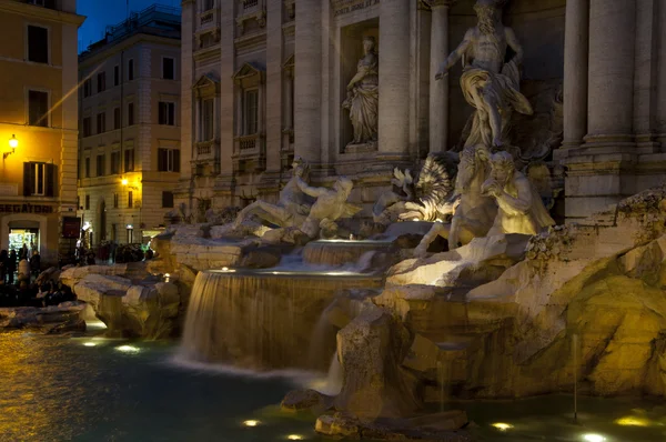 夜のローマのトレヴィを噴水します。 — ストック写真