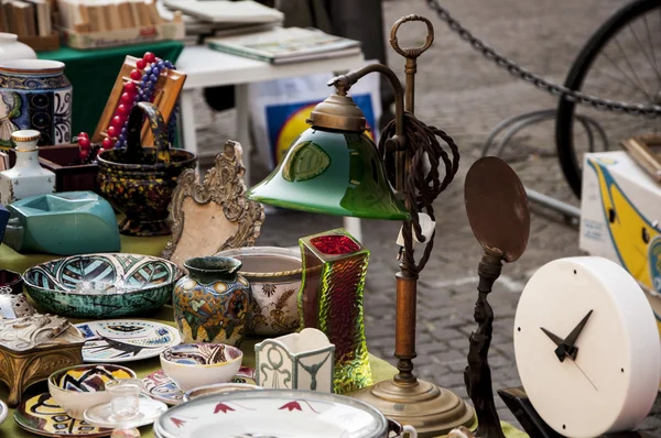 Antike Tischuhr Antiquitätenmarkt — Stockfoto