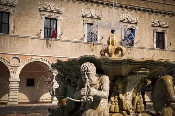 Pesaro Italië fontein in de plaza van het volk — Stockfoto