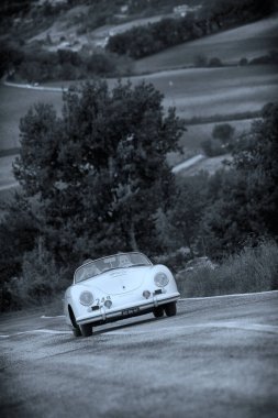 CAGLI, İtalya - OTT 24 - 2020: PORSCHE 356 SPEEDSTER 1500 1955 Mille Miglia 2020 rallisindeki eski bir yarış arabası üzerine ünlü İtalyan tarihi yarışı (1927-1957))