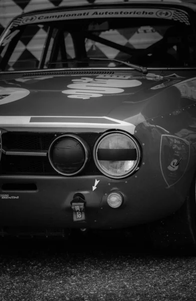 イタリアのサン バルトロ大聖堂 Ott 2021年 Alfa Romeo Junior Scalino ラリー中の古いレーシングカーで — ストック写真