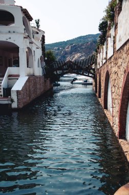 İtalya, porto quatu, 20 - 08-2021: Kosta Smeralda 'da lüks yatları olan Poltu Quatu limanı ve körfezi muhteşem manzarası