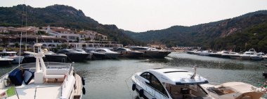 İtalya, porto quatu, 20 - 08-2021: Kosta Smeralda 'da lüks yatları olan Poltu Quatu limanı ve körfezi muhteşem manzarası