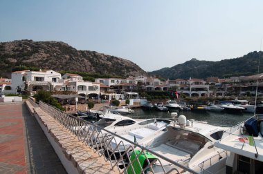 İtalya, porto quatu, 20 - 08-2021: Kosta Smeralda 'da lüks yatları olan Poltu Quatu limanı ve körfezi muhteşem manzarası