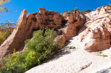 İtalya 'nın Marche kentindeki berbat Fiastra Gölü manzarası. İtalya 'daki anıt vadisi
