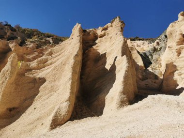 İtalya 'nın Marche kentindeki berbat Fiastra Gölü manzarası. İtalya 'daki anıt vadisi