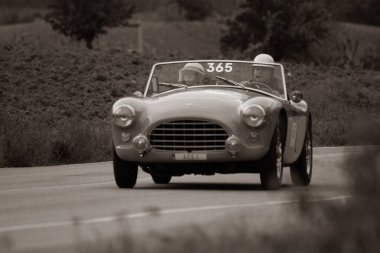 CAGLI, ITALY - OTT 24 - 2020: AC ACE 1956 Mille Miglia 2020 rallisinde eski bir yarış arabası üzerine ünlü İtalyan tarihi yarışı (1927-1957)