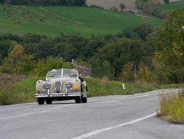 CAGLI, ITALY - OTT 24 - 2020: JAGUAR XK 140 OTS SE 1954 Mille Miglia 2020 rallisinde eski bir yarış arabası üzerinde ünlü İtalyan tarihi yarışı (1927-1957)