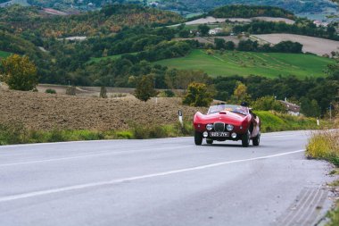 CAGLI, ITALY - OTT 24 - 2020: arnolt bolide 1954 Mille Miglia 2020 rallisinde eski bir yarış arabası üzerinde ünlü İtalyan tarihi yarışı (1927-1957)