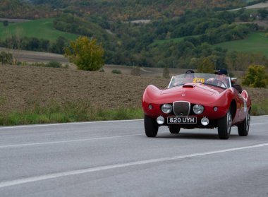 CAGLI, ITALY - OTT 24 - 2020: arnolt bolide 1954 Mille Miglia 2020 rallisinde eski bir yarış arabası üzerinde ünlü İtalyan tarihi yarışı (1927-1957)
