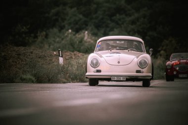 CAGLI, ITALY - OTT 24 - 2020: PORSCHE 356 A 1600 1956 Mille Miglia 2020 rallisindeki eski bir yarış arabasında ünlü İtalyan tarihi yarışı (1927-1957)