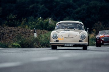 CAGLI, ITALY - OTT 24 - 2020: PORSCHE 356 A 1600 1956 Mille Miglia 2020 rallisindeki eski bir yarış arabasında ünlü İtalyan tarihi yarışı (1927-1957)