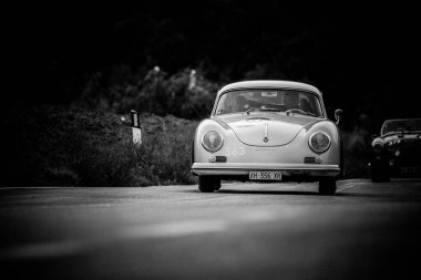 CAGLI, ITALY - OTT 24 - 2020: PORSCHE 356 A 1600 1956 Mille Miglia 2020 rallisindeki eski bir yarış arabasında ünlü İtalyan tarihi yarışı (1927-1957)