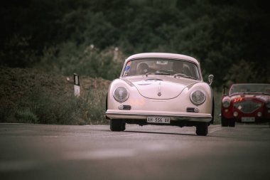CAGLI, ITALY - OTT 24 - 2020: PORSCHE 356 A 1600 1956 Mille Miglia 2020 rallisindeki eski bir yarış arabasında ünlü İtalyan tarihi yarışı (1927-1957)