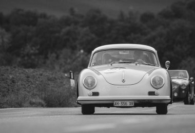 CAGLI, ITALY - OTT 24 - 2020: PORSCHE 356 A 1600 1956 Mille Miglia 2020 rallisindeki eski bir yarış arabasında ünlü İtalyan tarihi yarışı (1927-1957)