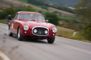 CAGLI, ITALY - OTT 24 - 2020: FERRARI 212 INTER EUROPA 1953 Mille Miglia 2020 rallisinde eski bir yarış arabası üzerine ünlü İtalyan tarihi yarışı (1927-1957))