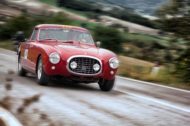 CAGLI, ITALY - OTT 24 - 2020: FERRARI 212 INTER EUROPA 1953 Mille Miglia 2020 rallisinde eski bir yarış arabası üzerine ünlü İtalyan tarihi yarışı (1927-1957))