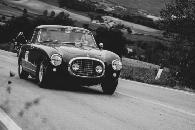 CAGLI, ITALY - OTT 24 - 2020: FERRARI 212 INTER EUROPA 1953 Mille Miglia 2020 rallisinde eski bir yarış arabası üzerine ünlü İtalyan tarihi yarışı (1927-1957))