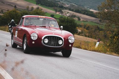 CAGLI, ITALY - OTT 24 - 2020: FERRARI 212 INTER EUROPA 1953 Mille Miglia 2020 rallisinde eski bir yarış arabası üzerine ünlü İtalyan tarihi yarışı (1927-1957))