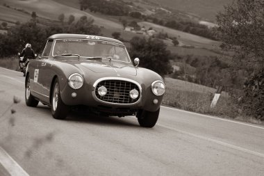 CAGLI, ITALY - OTT 24 - 2020: FERRARI 212 INTER EUROPA 1953 Mille Miglia 2020 rallisinde eski bir yarış arabası üzerine ünlü İtalyan tarihi yarışı (1927-1957))