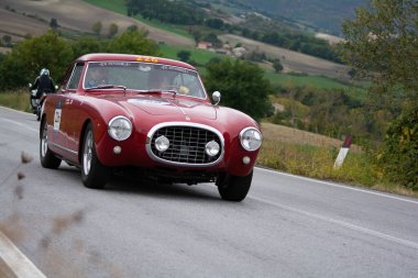 CAGLI, ITALY - OTT 24 - 2020: FERRARI 212 INTER EUROPA 1953 Mille Miglia 2020 rallisinde eski bir yarış arabası üzerine ünlü İtalyan tarihi yarışı (1927-1957))