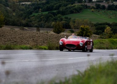 CAGLI, ITALY - OTT 24 - 2020: ALFA ROMEO 2000 SPORT CONRERO Mille Miglia 2020 rallisinde eski bir yarış arabası üzerinde ünlü İtalyan tarihi yarışı (1927-1957))