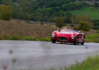 CAGLI, ITALY - OTT 24 - 2020: ALFA ROMEO 2000 SPORT CONRERO Mille Miglia 2020 rallisinde eski bir yarış arabası üzerinde ünlü İtalyan tarihi yarışı (1927-1957))