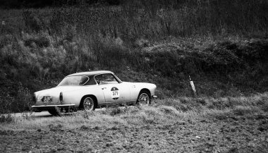 CAGLI, ITALY - OTT 24 - 2020: ALFA ROMEO 1900 CSS Mille Miglia 2020 rallisinde eski bir yarış arabası üzerinde ünlü İtalyan tarihi yarışı (1927-1957))