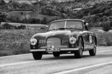 CAGLI, ITALY - OTT 24 - 2020: ASTON MARTIN DB 2 VINTAGE Mille Miglia 2020 rallisinde eski bir yarış arabası üzerinde ünlü İtalyan tarihi yarışı (1927-1957))