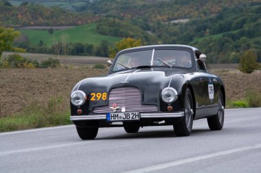 CAGLI, ITALY - OTT 24 - 2020: ASTON MARTIN DB 2 VINTAGE Mille Miglia 2020 rallisinde eski bir yarış arabası üzerinde ünlü İtalyan tarihi yarışı (1927-1957))