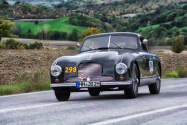 CAGLI, ITALY - OTT 24 - 2020: ASTON MARTIN DB 2 VINTAGE Mille Miglia 2020 rallisinde eski bir yarış arabası üzerinde ünlü İtalyan tarihi yarışı (1927-1957))