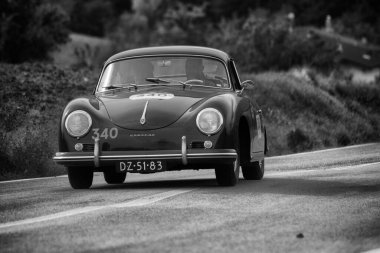 CAGLI, ITALY - OTT 24 - 2020: PORSCHE 356 SPEEDSTER Mille Miglia 2020 rallisinde eski bir yarış arabası üzerinde ünlü İtalyan tarihi yarışı (1927-1957))