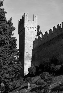 İtalya 'nın Gradara kentinde bulunan Gradara Şatosu, Marche kentinde bulunan bir ortaçağ kalesi olan Gradara Şatosu İtalya' nın Marche kentinde bulunan bir ortaçağ kalesi.
