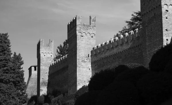 景观格拉达拉城堡 中世纪的城堡 位于意大利马什的格拉达拉镇 格拉达拉城堡 中世纪的城堡 位于意大利马什的格拉达拉镇 — 图库照片